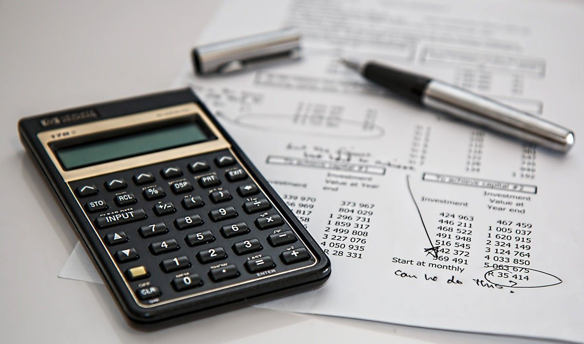 Taschenrechner und Zettel mit Finanzdaten - Sonstige Leistungen